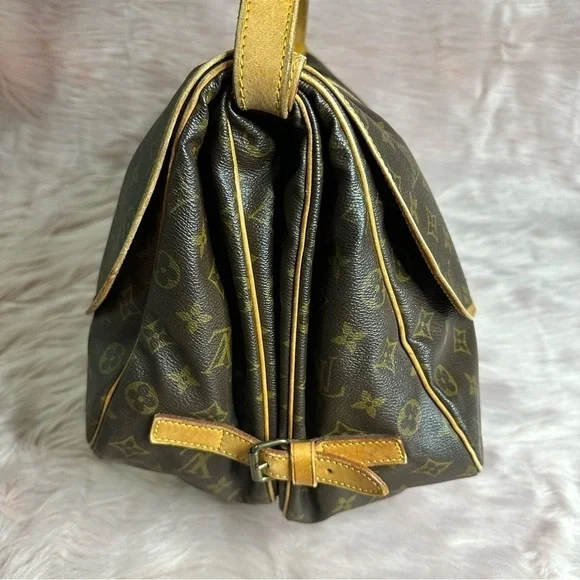 Louis Vuitton Saumur 35 Monogram Crossbody Messenger Bag - Picture 6 of 16